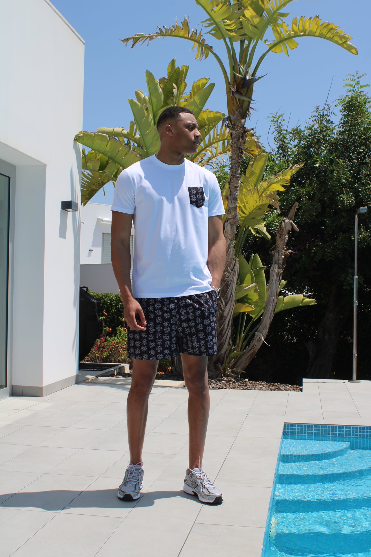 WHITE/BLACK OUTLINE Q SWIMSHORTS