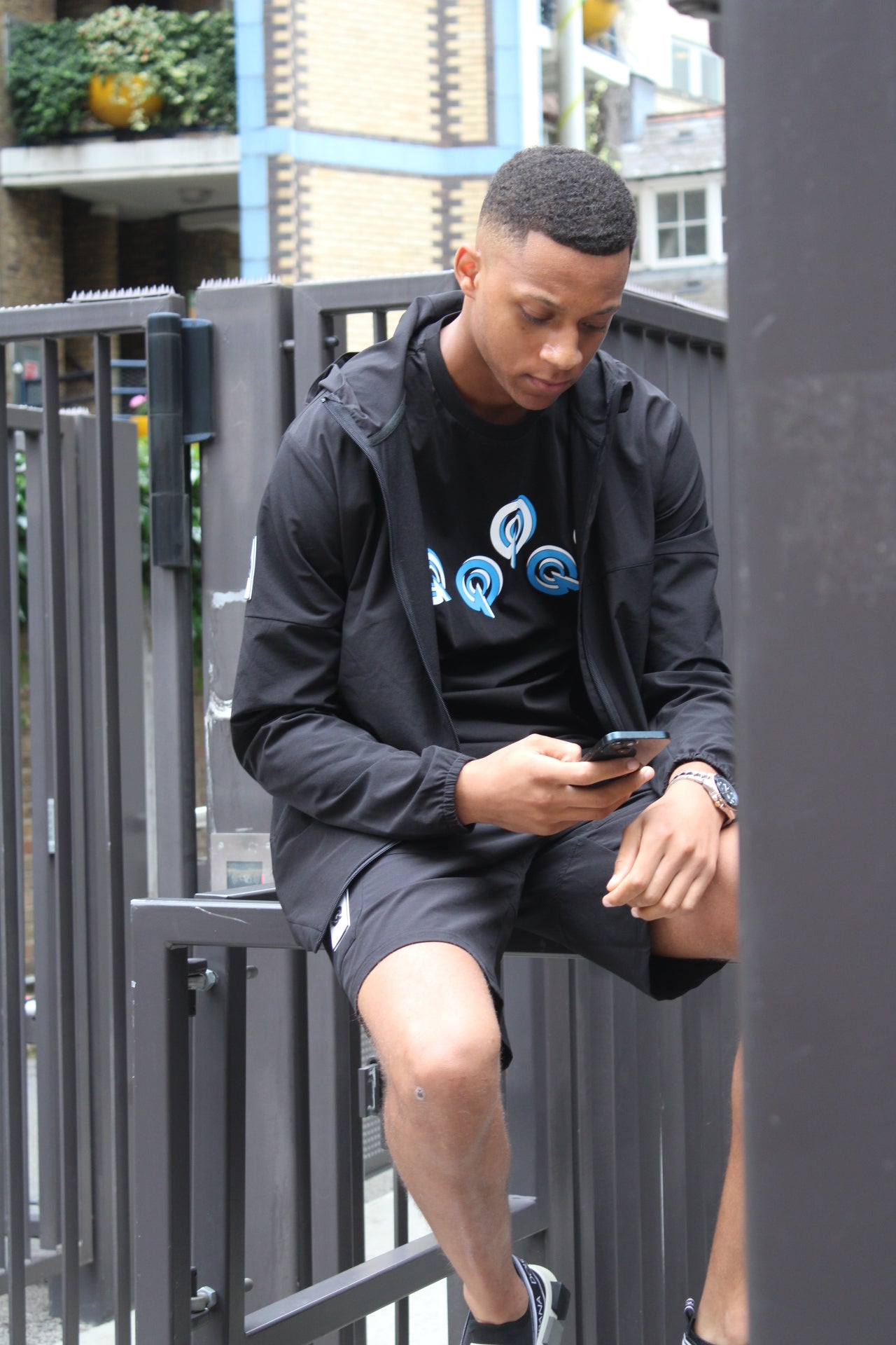 BLACK/BLUE 5Q LOGO TEE