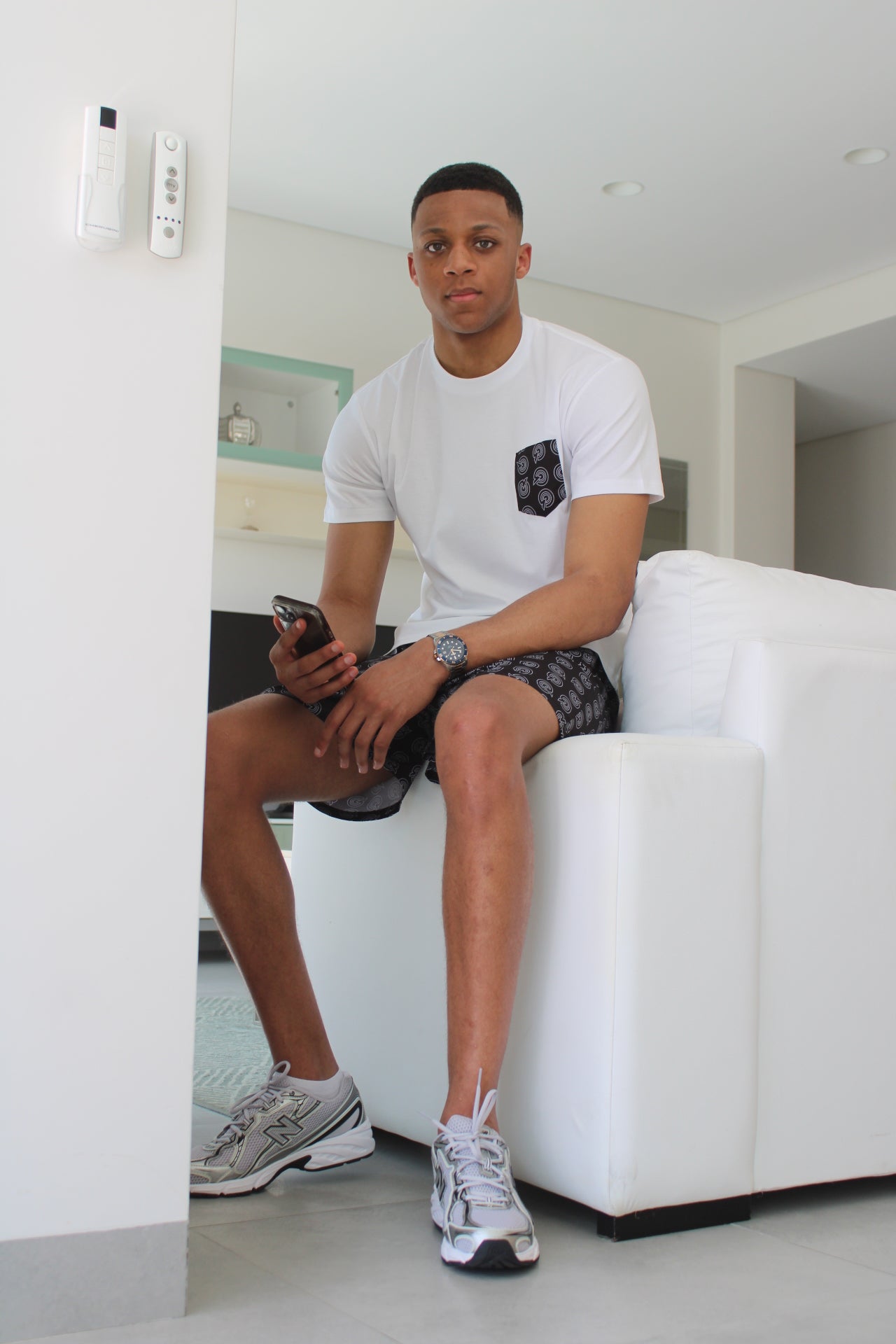 WHITE/BLACK OUTLINE Q POCKET TEE