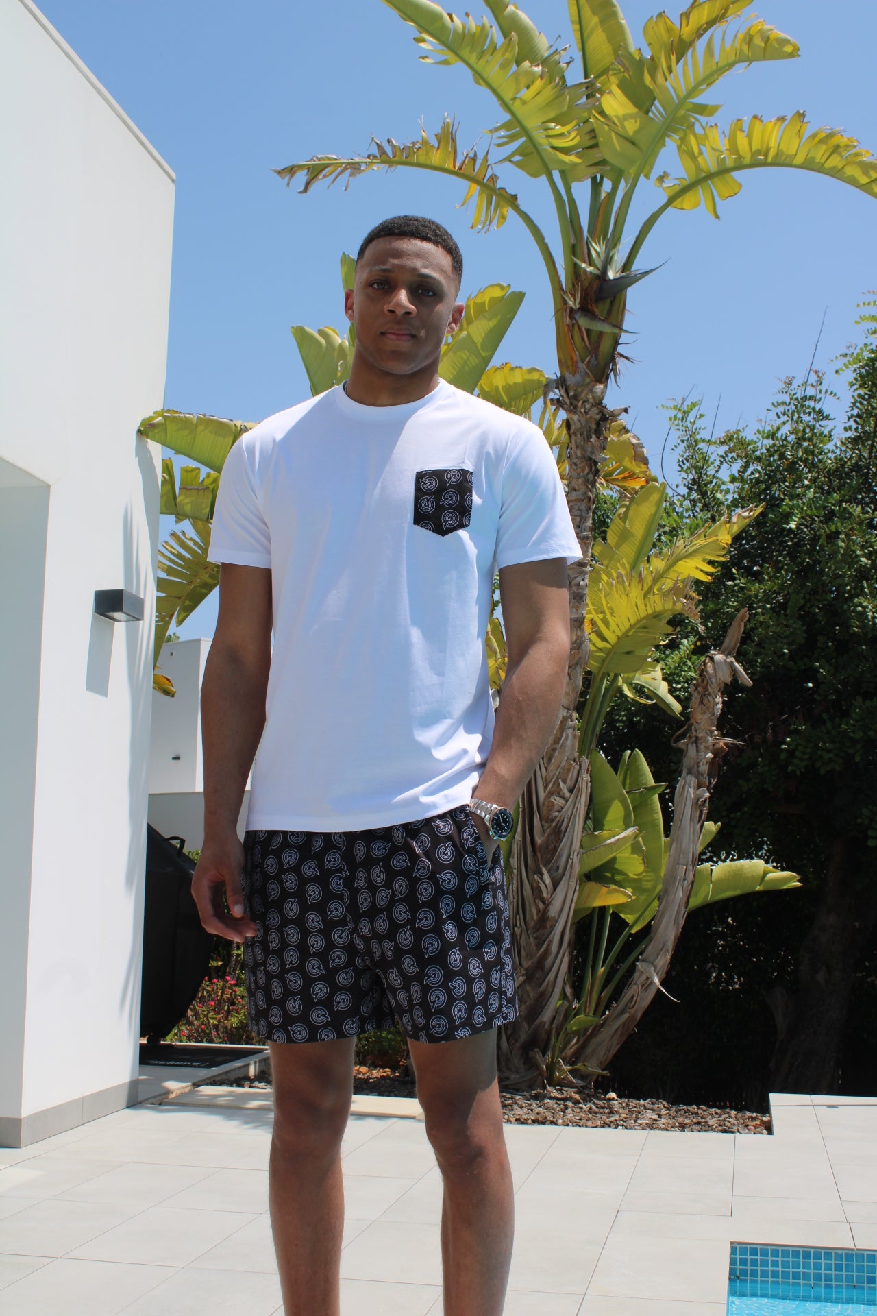 WHITE/BLACK OUTLINE Q POCKET TEE