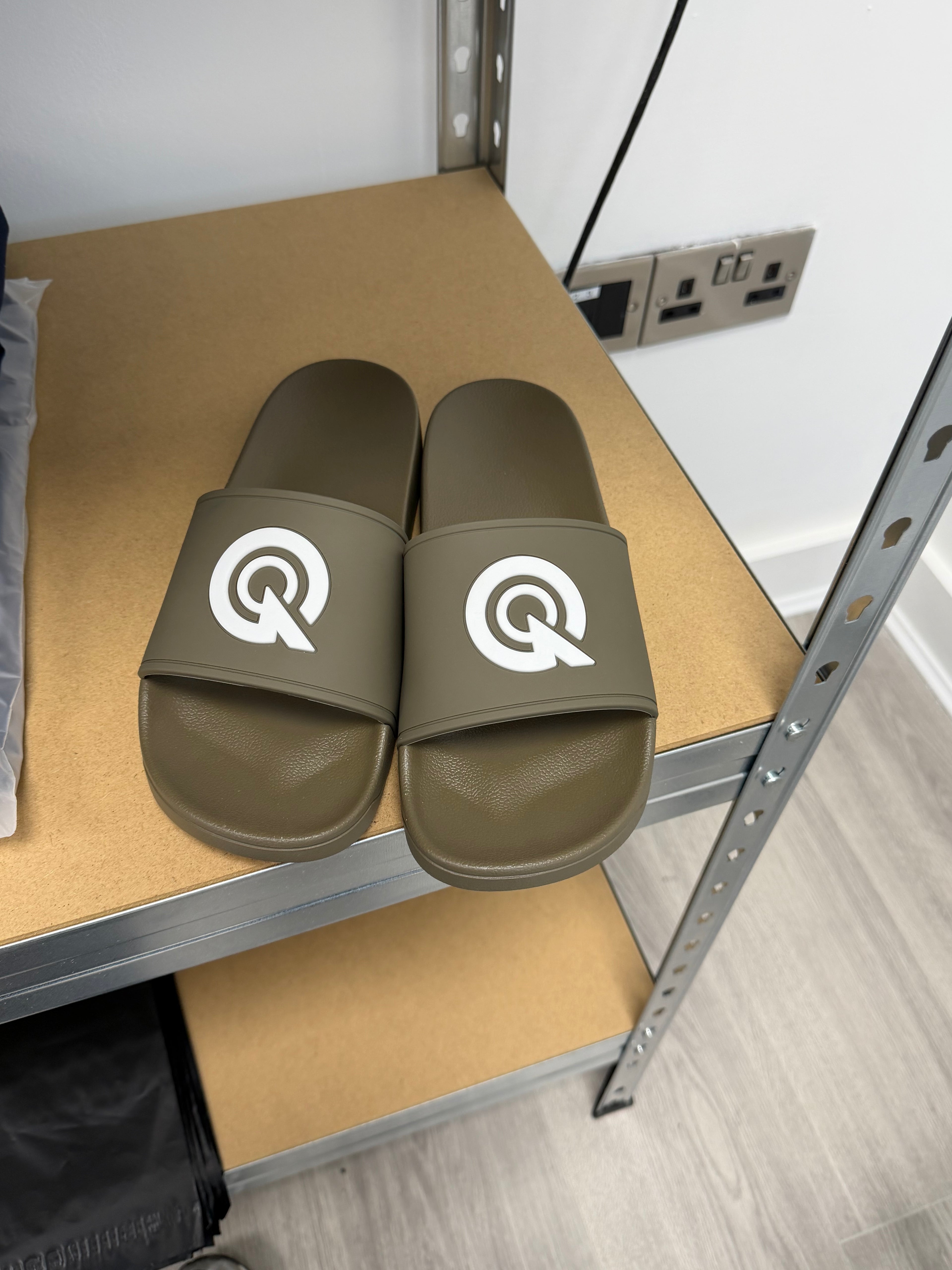 KHAKI “Q” LOGO SLIDES