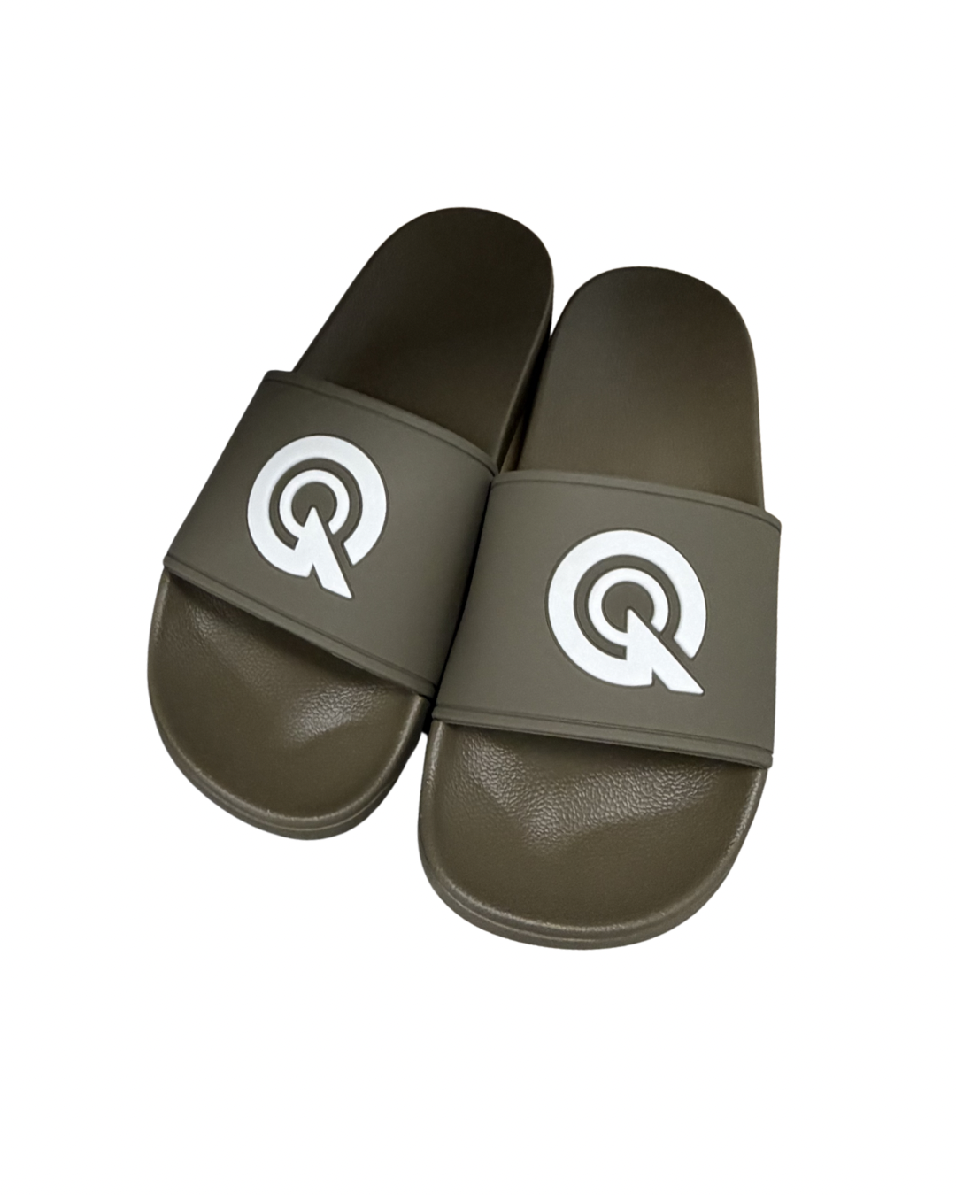 KHAKI “Q” LOGO SLIDES