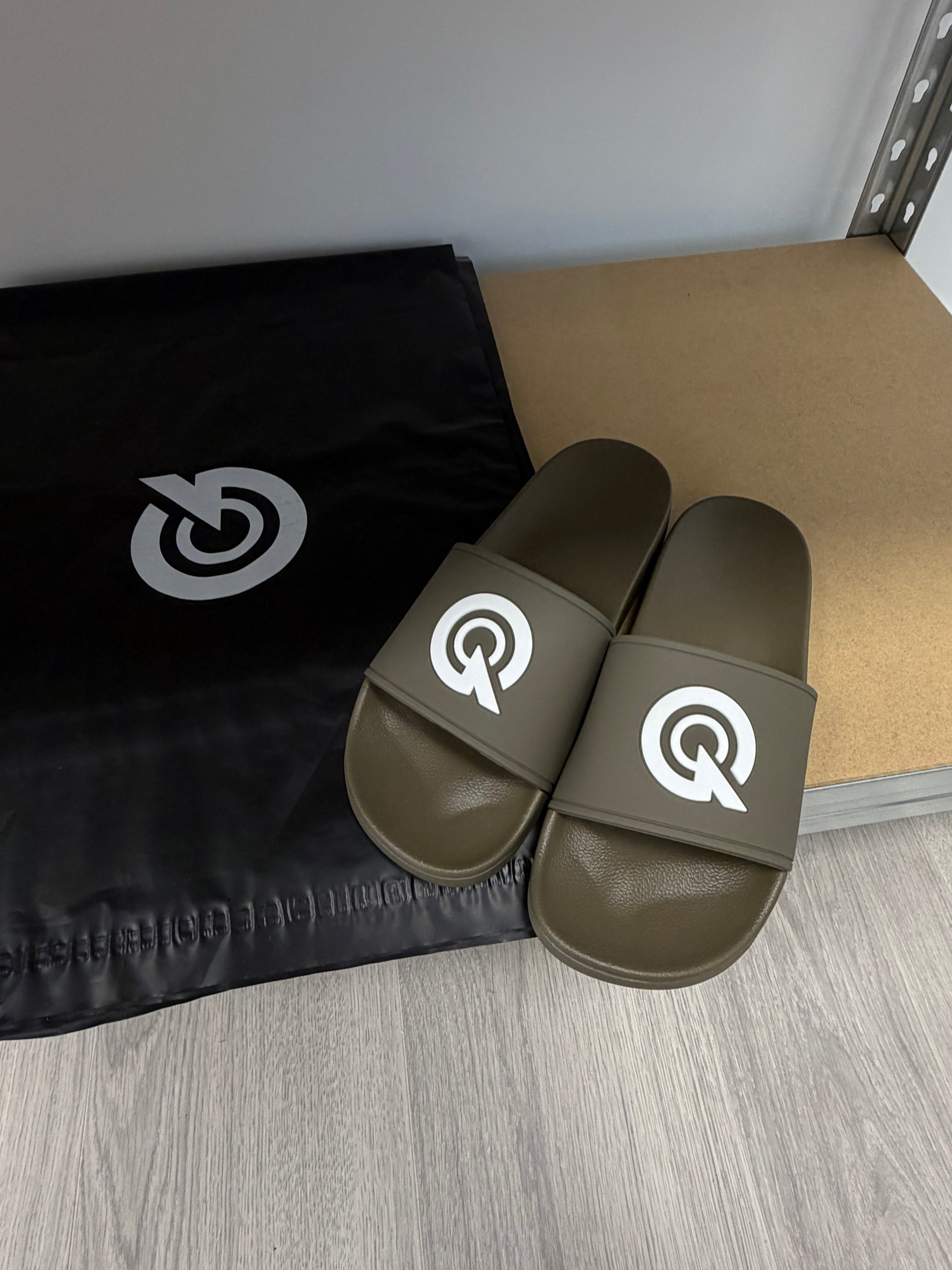 KHAKI “Q” LOGO SLIDES